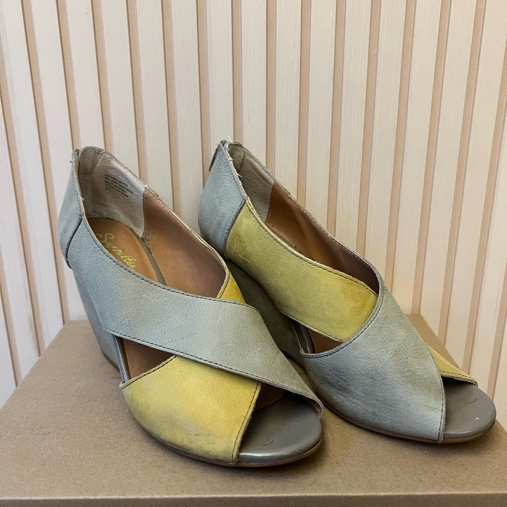 Wedge Peep-Toe Leather Sandals in Gray and Yellow